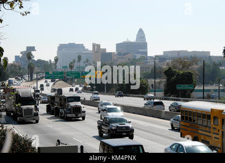 Una vista del centro di Los Angeles e il traffico sulla superstrada di Hollywood da Echo Park Los Angeles, California KATHY DEWITT Foto Stock