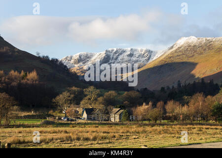 Nethermost Pike al di sopra del villaggio di Patterdale il primo giorno dell'inverno metrologico, Lake District, Cumbria, Regno Unito Foto Stock