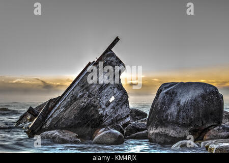 Grandi Laghi naufragio. Scafo di un relitto in legno spiaggiata sulla costa rocciosa del Lago Huron in Michigan. Foto Stock