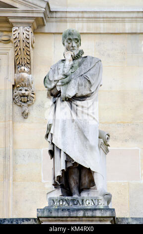 Parigi, Francia. Palais du Louvre. Statua nella cour Napoleon: Michel Eyquem de Montaigne, signore di Montaigne (1533 - 1592), filosofo del Re francese Foto Stock