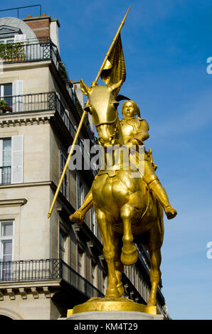 Parigi, Francia. Place des Pyramides (1° Arr) Statua: Jeanne d'Arc / Giovanna d'Arco (1874: Emmanuel Frémiet) Foto Stock