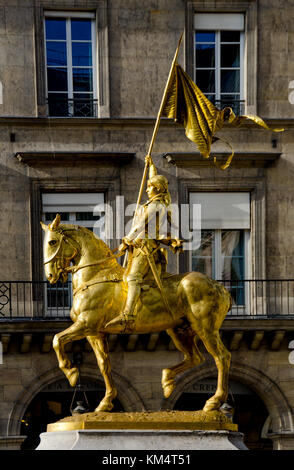 Parigi, Francia. Place des Pyramides (1° Arr) Statua: Jeanne d'Arc / Giovanna d'Arco (1874: Emmanuel Frémiet) Foto Stock