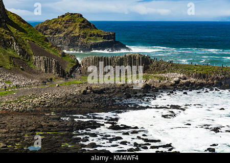 Irlanda del Nord: Giant's Causeway sull'oceano Atlantico costa, l'incastro geologica di colonne di basalto, risultati di una antica eruzione vulcanica. Foto Stock