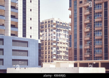 Close up foto di edifici residenziali facciate, sfondo architettonico, dai toni di colore immagine, Dubai. Foto Stock