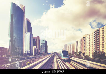 Treno della metropolitana nel centro cittadino di Dubai, retrò immagine stilizzata, Emirati arabi uniti. Foto Stock