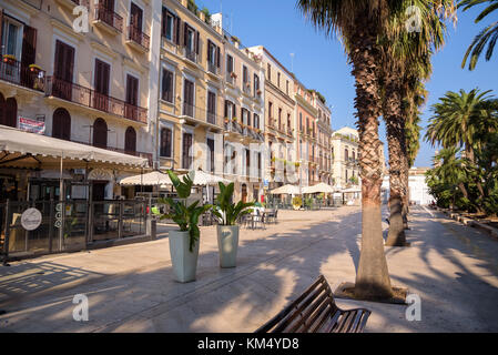 Bari, Italia - 2 settembre 2016: Corso Vittorio Emanuele con molti caffè nella capitale della Puglia, nell'Italia meridionale Foto Stock
