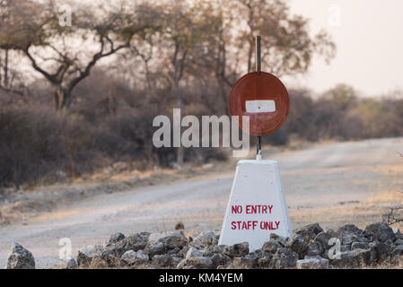 Dipinto a mano nessun segno di entrata lungo la strada nel Parco Nazionale di Etosha, Namibia Foto Stock