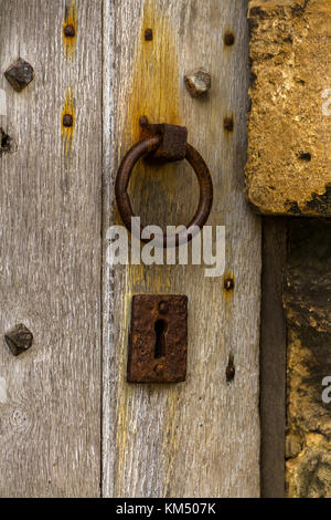 Vecchia porta di legno con ferro arrugginito maniglia, Knaresborough Castle, Yorkshire. Foto Stock