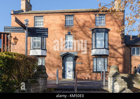 La vecchia casa di traghetto sul waterside sulle rive del fiume Avon a Stratford-upon-Avon vicino alla corrente del traghetto per passeggeri Foto Stock