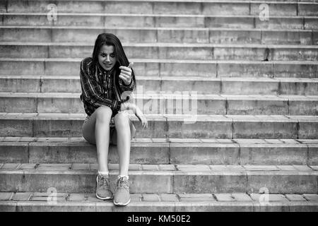 Ragazza in un trucco da clown in bianco e nero Foto Stock