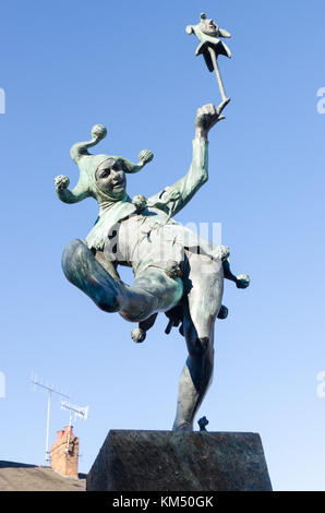 Statua del buffone 'Touchstone' dal Shakespeare giocare giocare a 'come piace a te' alla fine di Henley Street a Stratford-upon-Avon, Warwickshire Foto Stock