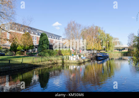 Il Crowne Plaza Hotel sulle rive del fiume Avon a Stratford-upon-Avon, Warwickshire, Regno Unito Foto Stock