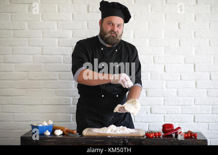 Barbuto chef lo chef prepara i pasti Foto Stock