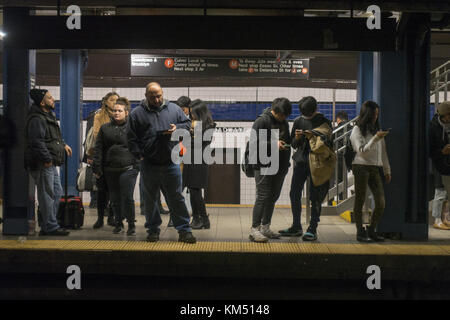 La gente in attesa di un treno della metropolitana al Broadway/Lafayette Stazione lungo la F & D linee a Broadway e Houston strade di Manhattan, New York. Foto Stock