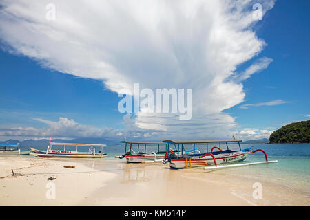 Outrigger imbarcazioni turistiche sulla spiaggia tropicale idilliaco dell'isolotto gili nanggu, parte delle isole Gili, Isola di Lombok, Lesser Sunda islands, INDONESIA Foto Stock