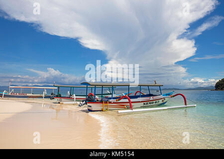 Outrigger imbarcazioni turistiche sulla spiaggia tropicale idilliaco dell'isolotto gili nanggu, parte delle isole Gili, Isola di Lombok, Lesser Sunda islands, INDONESIA Foto Stock