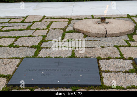 La tomba di placca John F Kennedy e la fiamma eterna, Presidente John F. Kennedy recinto, il Cimitero Nazionale di Arlington, Virginia, Stati Uniti. Foto Stock