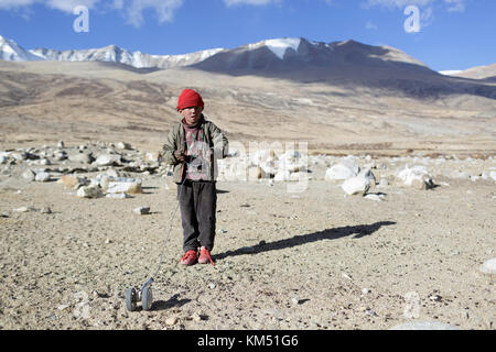 Giovane ragazzo da nomadi Changpa con il suo giocattolo artigianale - car, Tso Moriri, Ladakh, Jammu e Kashmir in India. Foto Stock