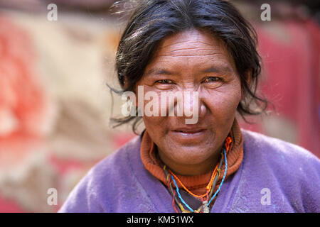 Ritratto di una donna da Changpa nomadi, Tso Moriri, Ladakh, Jammu e Kashmir in India. Foto Stock