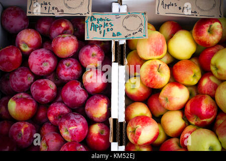 Fresche e mature mele organico durante il fine settimana dell'agricoltore nel mercato penticton, British Columbia, Canada. il mercato degli agricoltori vende prodotti freschi provenienti dal locale o Foto Stock