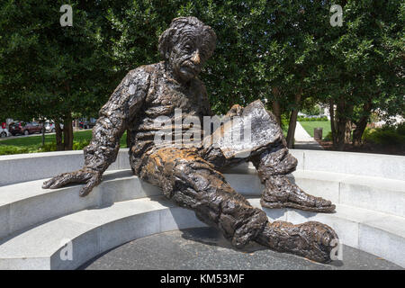 Albert Einstein Memorial, una scultura in bronzo di Robert Berks vicino all'Accademia Nazionale delle Scienze a 2101 Constitution Avenue N.W., Washington DC Foto Stock