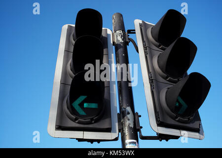 Semaforo verde con la freccia indicatore di direzione di destra e sinistra contro il cielo blu che può essere utilizzato per molti concetti visivi. Foto Stock