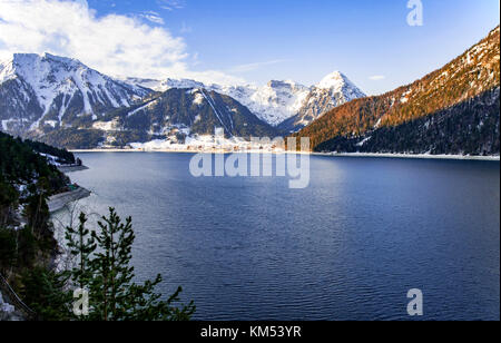 Lago Achensee e pertisau villaggio nelle Alpi austriache nella luce di sunrise Foto Stock