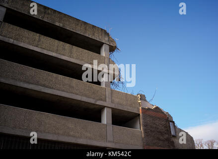 Distruzione del parcheggio multipiano dell'hotel che era parte del centro Bargate Southampton che viene demolito preparando per il nuovo complesso. Foto Stock