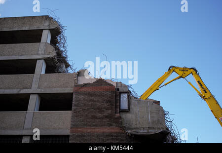 Distruzione del parcheggio multipiano dell'hotel che era parte del centro Bargate Southampton che viene demolito preparando per il nuovo complesso. Foto Stock