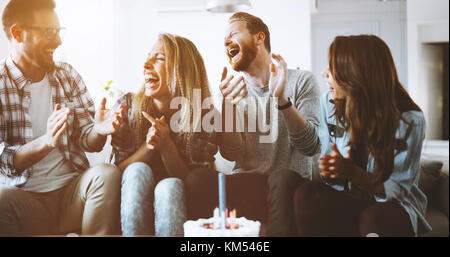 Gruppo giovane di felice amici festeggia il compleanno