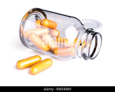 Orange pillole capsule compresse wth trasparente bottiglia di vetro caduto isolati su sfondo bianco. 3D rendering immagine Foto Stock