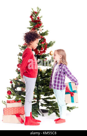 Nascondendo un regalo per il fratello maggiore Foto Stock