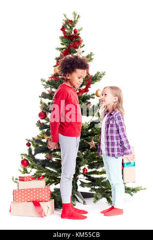 Nascondendo un regalo per il fratello maggiore Foto Stock