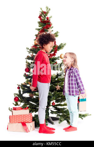Nascondendo un regalo per il fratello maggiore Foto Stock