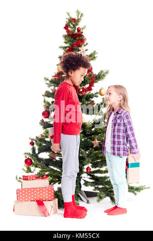 Nascondendo un regalo per il fratello maggiore Foto Stock