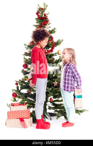 Nascondendo un regalo per il fratello maggiore Foto Stock