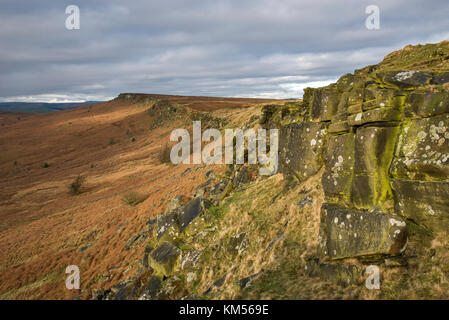 Giornata invernale sul bordo stanage nel parco nazionale di Peak District, Derbyshire, in Inghilterra. Foto Stock