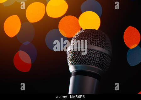 Microfono audio nel bar karaoke con festosa bokeh sfondo luminoso Foto Stock