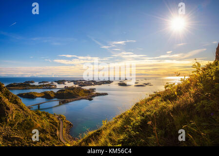 Vista dal Monte festvagtind sopra il villaggio di henningsvaer, Norvegia Foto Stock