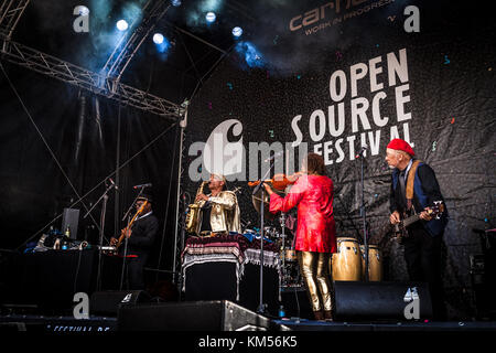 Il musicista, compositore e attore jazz americano Idris Ackamoor esegue un concerto dal vivo con l'ensemble jazz The Pyramids al festival di musica tedesco Open Source Festival 2016 a Düsseldorf. Germania, 09/07 2016. Foto Stock