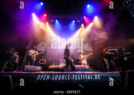 Il rapper e lirista americano Oddisee esegue un concerto dal vivo con la band dal vivo Good Comny al festival di musica tedesca Open Source Festival 2016 a Düsseldorf. Germania, 09/07 2016. Foto Stock