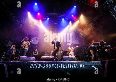 Il rapper e lirista americano Oddisee esegue un concerto dal vivo con la band dal vivo Good Comny al festival di musica tedesca Open Source Festival 2016 a Düsseldorf. Germania, 09/07 2016. Foto Stock