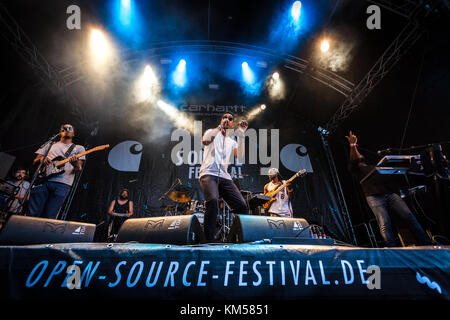 Il rapper e lirista americano Oddisee esegue un concerto dal vivo con la band dal vivo Good Comny al festival di musica tedesca Open Source Festival 2016 a Düsseldorf. Germania, 09/07 2016. Foto Stock