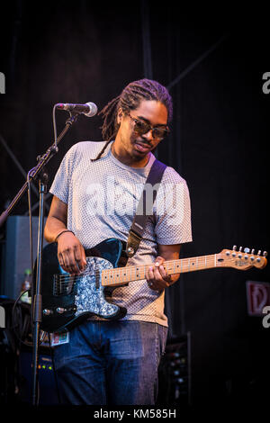 Il rapper e lirista americano Oddisee esegue un concerto dal vivo con la band dal vivo Good Comny al festival di musica tedesca Open Source Festival 2016 a Düsseldorf. Qui il membro della band Ameer Dyson è visto dal vivo sul palco. Germania, 09/07 2016. Foto Stock