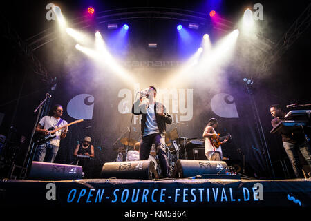 Il rapper e lirista americano Oddisee esegue un concerto dal vivo con la band dal vivo Good Comny al festival di musica tedesca Open Source Festival 2016 a Düsseldorf. Germania, 09/07 2016. Foto Stock