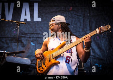 Il rapper e lirista americano Oddisee esegue un concerto dal vivo con la band dal vivo Good Comny al festival di musica tedesca Open Source Festival 2016 a Düsseldorf. Qui il memeber della band dal vivo MR. Turner è visto al basso. Germania, 09/07 2016. Foto Stock