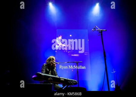 Il cantante irlandese, compositore e musicista Ryan McMullan esegue un concerto dal vivo presso la Lanxess Arena di Colonia. Germania, 23/03 2017. Foto Stock