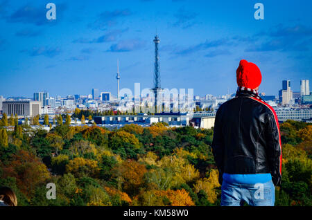 Gli uomini davanti al panorama di Berlino in autunno. ripresa posteriore di creative guy da Berlino in base all'avvio. Foto Stock