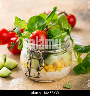 Insalata in un barattolo di vetro Foto Stock