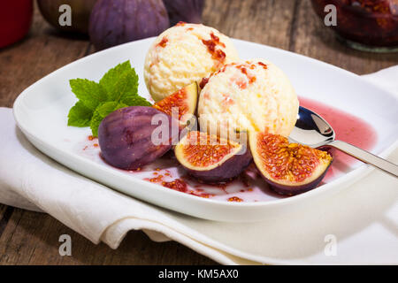 Gelato alla vaniglia scoop e freschi fig pezzi sulla piastra Foto Stock